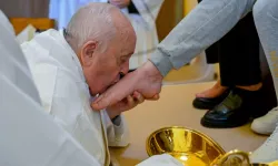 Papa Francis kadınların ayaklarını yıkadı ve öptü